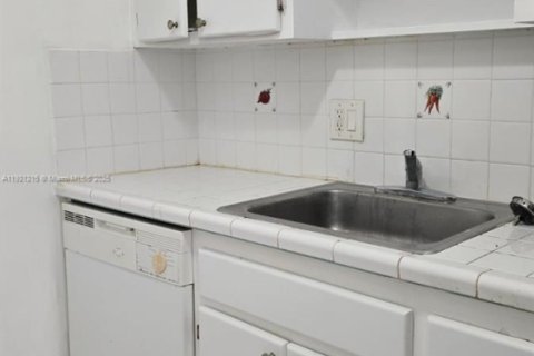 Condominio en venta en North Miami, Florida, 1 dormitorio, 100.33 m2 № 1974228 - foto 11