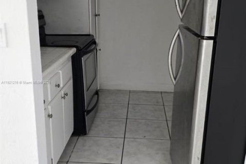 Condominio en venta en North Miami, Florida, 1 dormitorio, 100.33 m2 № 1974228 - foto 9