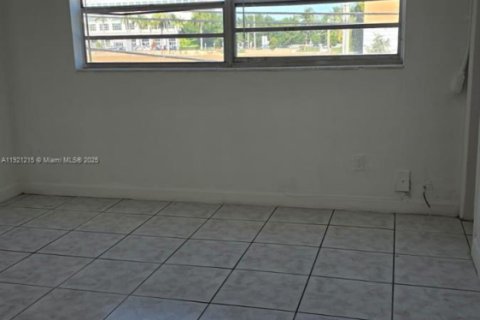 Condo in North Miami, Florida, 1 bedroom  № 1974228 - photo 3
