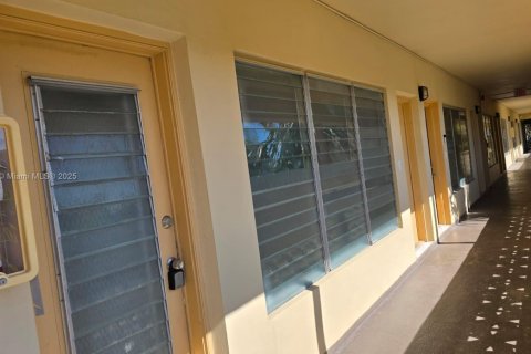 Condo in North Miami, Florida, 1 bedroom  № 1974228 - photo 6