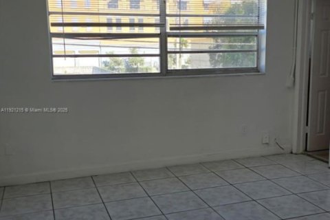 Condo in North Miami, Florida, 1 bedroom  № 1974228 - photo 4