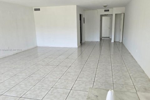 Condominio en North Miami, Florida, 1 dormitorio  № 1974228