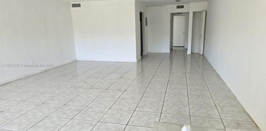 Condominio en North Miami, Florida, 1 dormitorio  № 1974228