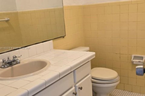 Condo in North Miami, Florida, 1 bedroom  № 1974228 - photo 2