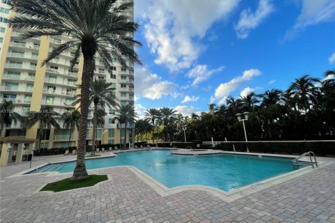 Купить кондоминиум в Халландейл-Бич, Флорида 3 спальни, 137.59м2, № 1933812 - фото 15