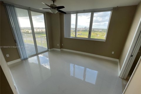 Купить кондоминиум в Халландейл-Бич, Флорида 3 спальни, 137.59м2, № 1933812 - фото 7