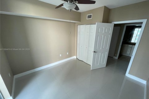 Купить кондоминиум в Халландейл-Бич, Флорида 3 спальни, 137.59м2, № 1933812 - фото 10