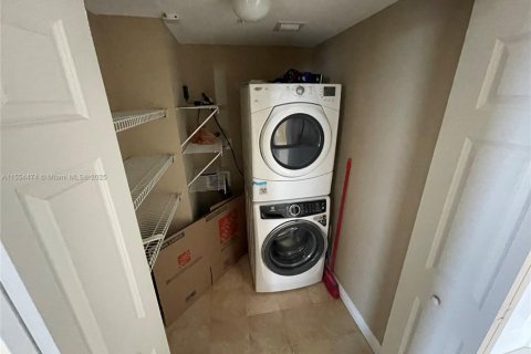 Купить кондоминиум в Халландейл-Бич, Флорида 3 спальни, 137.59м2, № 1933812 - фото 13