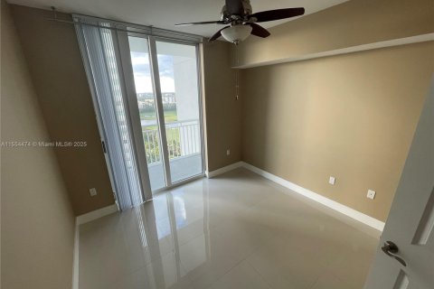 Купить кондоминиум в Халландейл-Бич, Флорида 3 спальни, 137.59м2, № 1933812 - фото 9