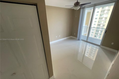 Купить кондоминиум в Халландейл-Бич, Флорида 3 спальни, 137.59м2, № 1933812 - фото 11