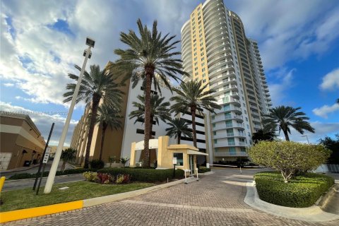 Купить кондоминиум в Халландейл-Бич, Флорида 3 спальни, 137.59м2, № 1933812 - фото 1