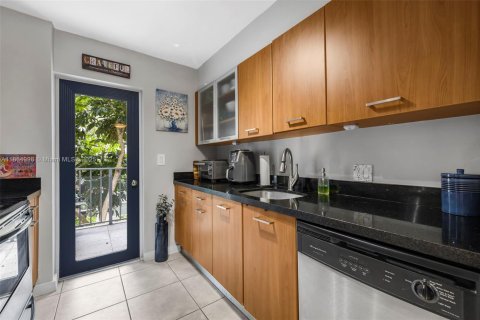Condo in Miami, Florida, 1 bedroom  № 1888360 - photo 13