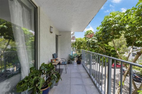 Condo in Miami, Florida, 1 bedroom  № 1888360 - photo 25