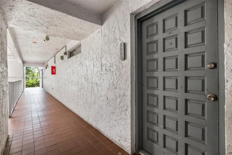 Condo in Miami, Florida, 1 bedroom  № 1888360 - photo 28