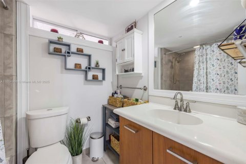 Condo in Miami, Florida, 1 bedroom  № 1888360 - photo 23