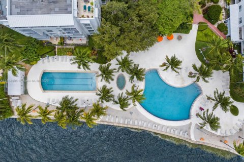 Condo in Miami, Florida, 1 bedroom  № 1888360 - photo 1
