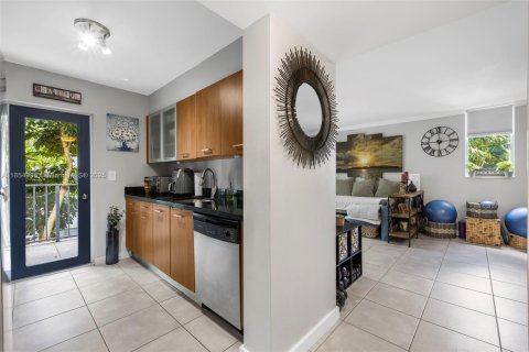 Condo in Miami, Florida, 1 bedroom  № 1888360 - photo 10
