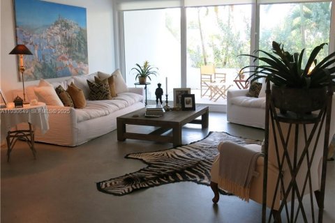 Снять в аренду кондоминиум в Ки-Бискейн, Флорида 1 спальня, 83.15м2, № 1989434 - фото 1