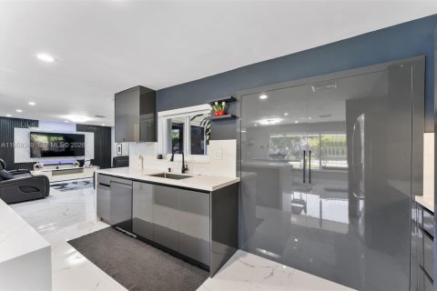 Купить виллу или дом в Корал-Спрингс, Флорида 3 спальни, 147.71м2, № 2021963 - фото 9