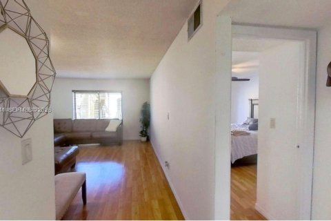 Condo in Hialeah, Florida, 1 bedroom  № 2079501 - photo 3