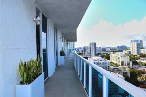 Condo in Miami, Florida, 2 bedrooms  № 2042113 - photo 13