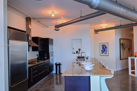 Condo in Miami, Florida, 2 bedrooms  № 2042113 - photo 16