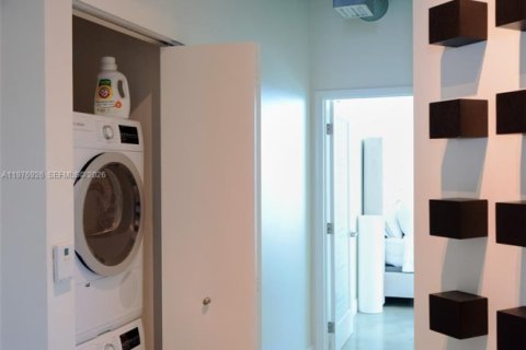 Condo in Miami, Florida, 2 bedrooms  № 2042113 - photo 30