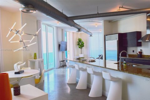 Condo in Miami, Florida, 2 bedrooms  № 2042113 - photo 2