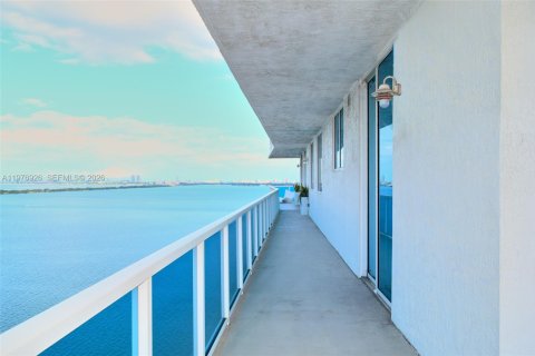 Condo in Miami, Florida, 2 bedrooms  № 2042113 - photo 10