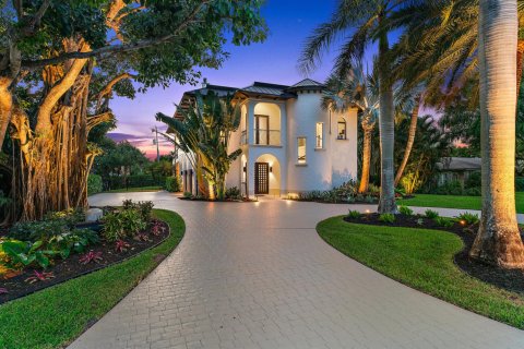 House in Sewall's Point, Florida 3 bedrooms, 298.87 sq.m. № 1040656 - photo 1