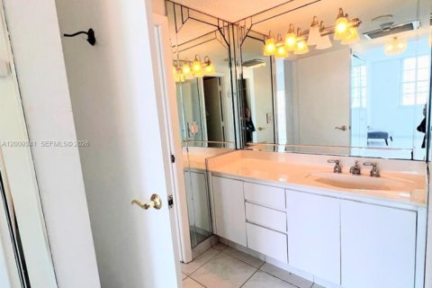 Condo in Sunny Isles Beach, Florida, 2 bedrooms № 2090384 - photo 23