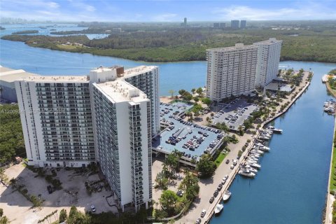 Condo in Sunny Isles Beach, Florida, 2 bedrooms № 2090384 - photo 2