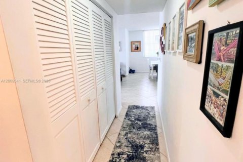 Condo in Sunny Isles Beach, Florida, 2 bedrooms № 2090384 - photo 13