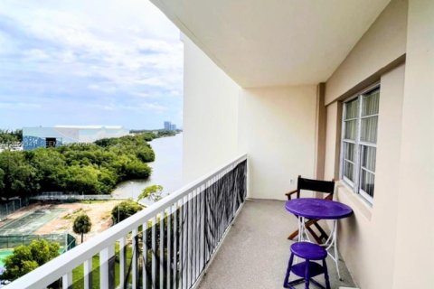 Condo in Sunny Isles Beach, Florida, 2 bedrooms № 2090384 - photo 11