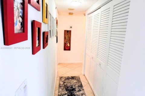 Condo in Sunny Isles Beach, Florida, 2 bedrooms № 2090384 - photo 19