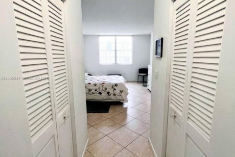 Condo in Sunny Isles Beach, Florida, 2 bedrooms № 2090384 - photo 16