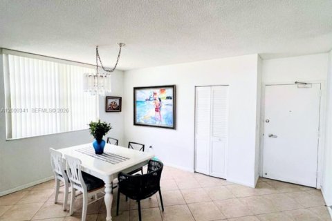 Condo in Sunny Isles Beach, Florida, 2 bedrooms № 2090384 - photo 5