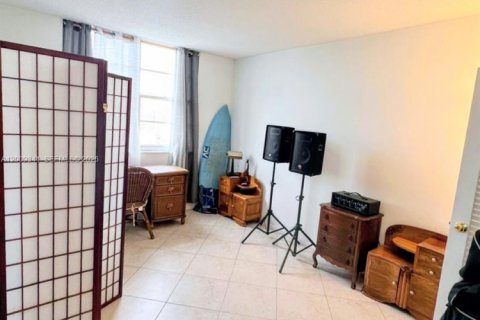 Condo in Sunny Isles Beach, Florida, 2 bedrooms № 2090384 - photo 20