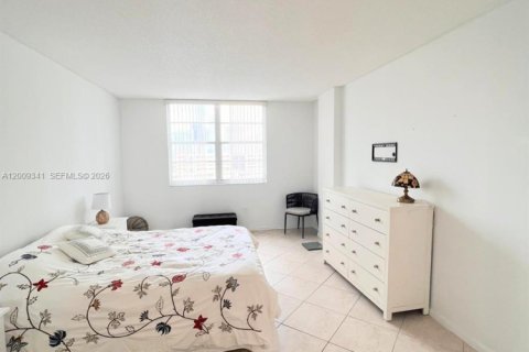 Condo in Sunny Isles Beach, Florida, 2 bedrooms № 2090384 - photo 15
