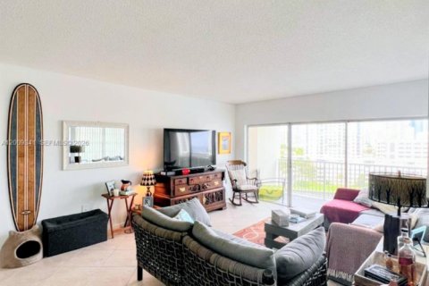 Condo in Sunny Isles Beach, Florida, 2 bedrooms № 2090384 - photo 6