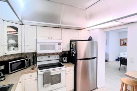 Condo in Sunny Isles Beach, Florida, 2 bedrooms № 2090384 - photo 4