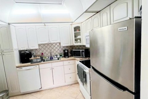 Condo in Sunny Isles Beach, Florida, 2 bedrooms № 2090384 - photo 3