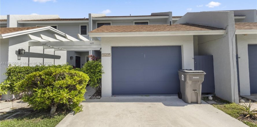Townhouse in West Palm Beach, Florida 3 bedrooms, 139.54 sq.m. № 1855032