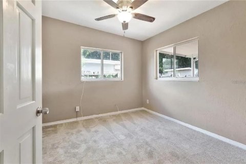House in Seminole, Florida 2 bedrooms, 100.33 sq.m. № 1765922 - photo 8
