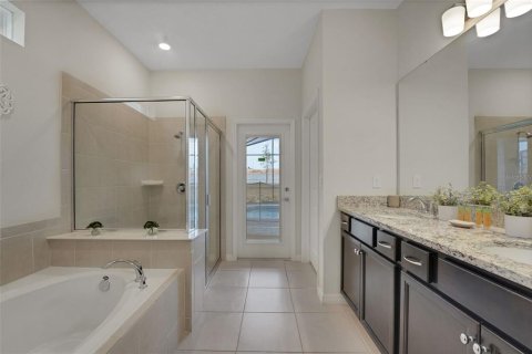 House in Davenport, Florida 6 bedrooms, 289.58 sq.m. № 2101550 - photo 15