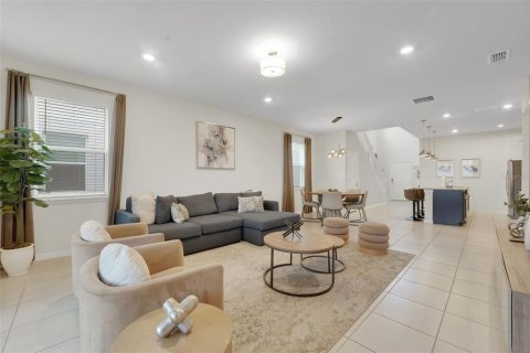 House in Davenport, Florida 6 bedrooms, 289.58 sq.m. № 2101550 - photo 3