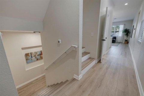 Townhouse in Saint Petersburg, Florida 3 bedrooms, 178.37 sq.m. № 1688410 - photo 13