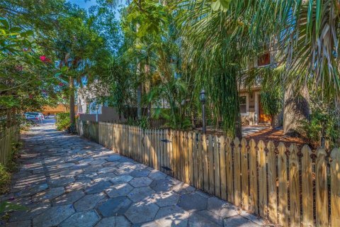 Townhouse in Saint Petersburg, Florida 3 bedrooms, 178.37 sq.m. № 1688410 - photo 3
