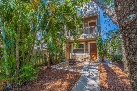 Townhouse in Saint Petersburg, Florida 3 bedrooms, 178.37 sq.m. № 1688410 - photo 1