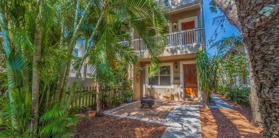 Townhouse in Saint Petersburg, Florida 3 bedrooms, 178.37 sq.m. № 1688410